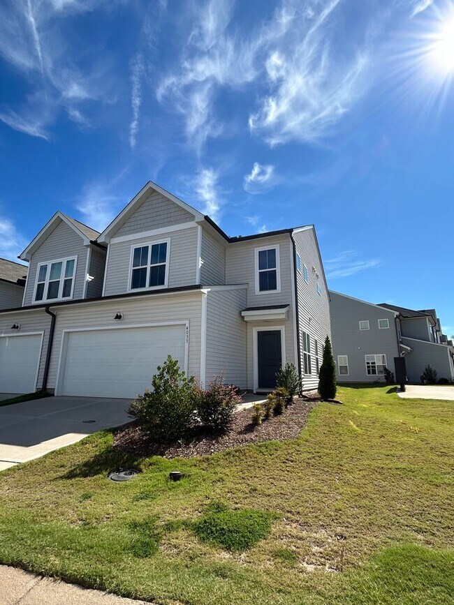 Building Photo - Modern new 3 bedroom 2.5 bath townhouse in...