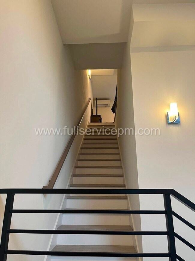 Building Photo - Modern Live/Work Northgate Townhome w/ Rooftop Deck, Luxury Bosch Kitchen & Dual Suites