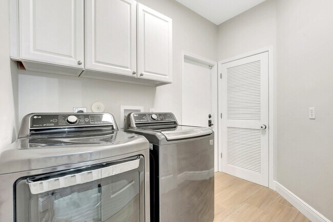 Building Photo - 1050 Delray Lakes Dr