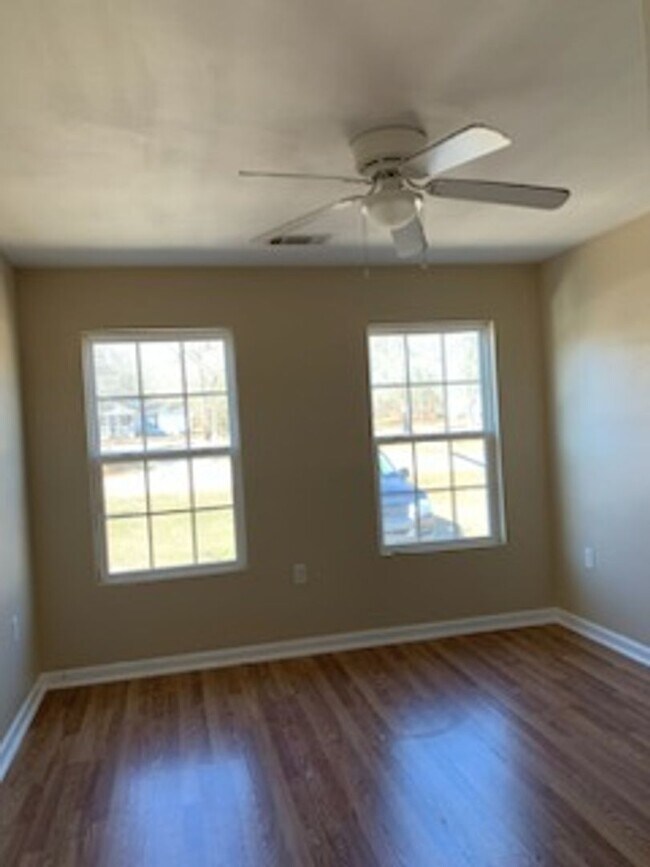 Building Photo - 137 Hardwood Way