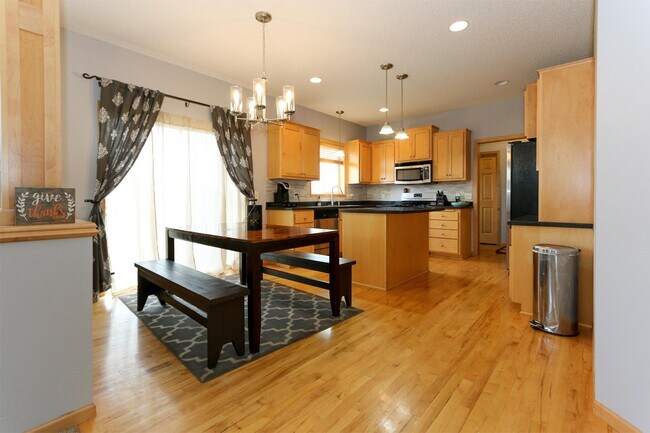 Building Photo - 1715 Fox Run