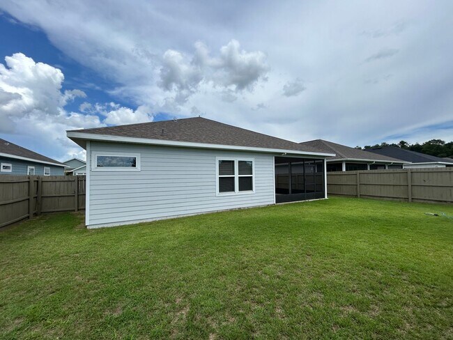 Building Photo - Immaculate 3/2 with Yard, Garage, and Pet ...