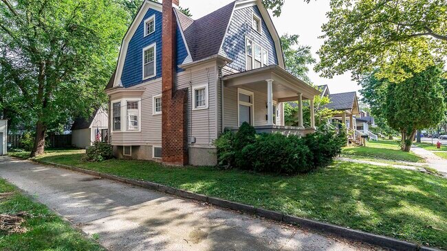 Building Photo - 823 Dewey Ave