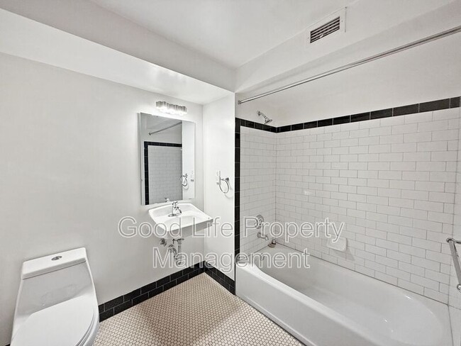 Building Photo - 702 Ash St