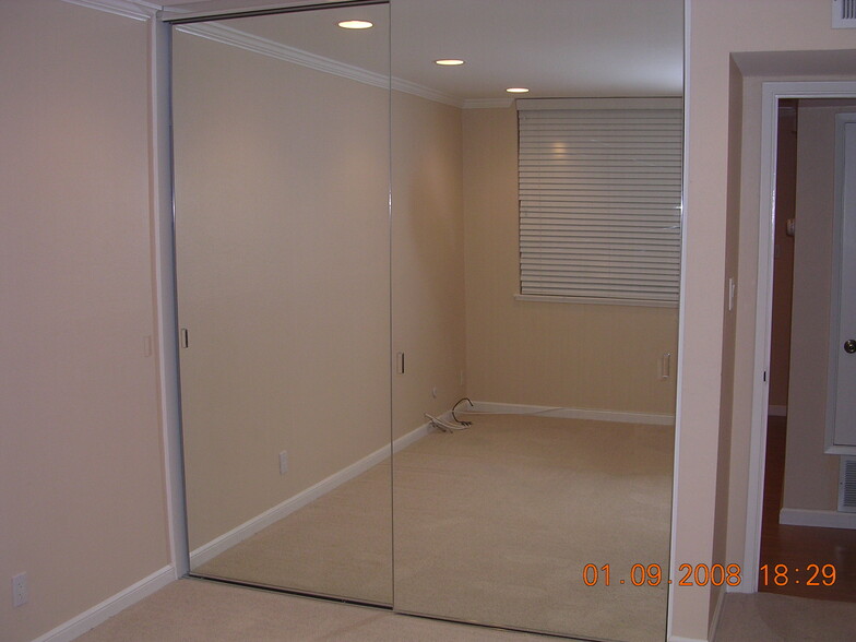 Br#2 mirror/closet - 200 Elm St