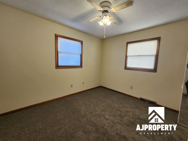 Building Photo - 2 Bedroom 1 Bathroom Near Edison Middle School