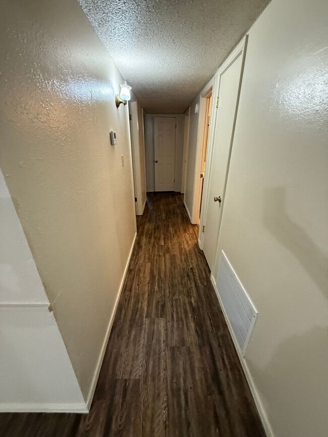 Building Photo - 3 Bed 1.5 Bath Total Electric, Fenced Back...