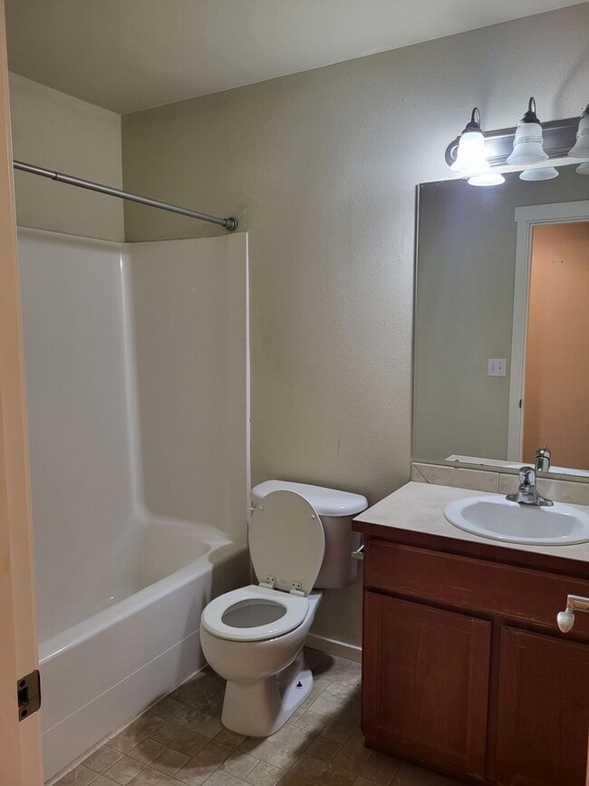 Building Photo - **$500 Move In Special**Beautiful 3 Bed 2.5 Bath 3 story home in South Hill Puyallup