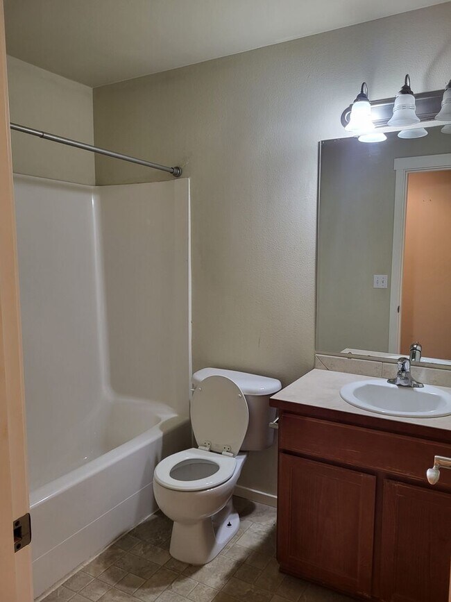 Building Photo - Beautiful 3 Bed 2.5 Bath 3 story home in South Hill Puyallup