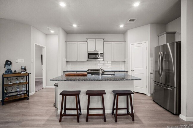 Building Photo - 3 Bedroom/2 Bath Potranco Run Subdivision