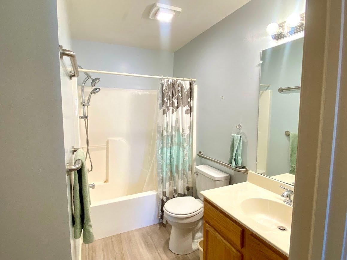 1st floor bathroom - 24 Sandstone Ct