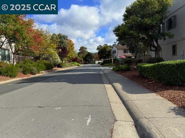 Building Photo - 10 Tarn Ct