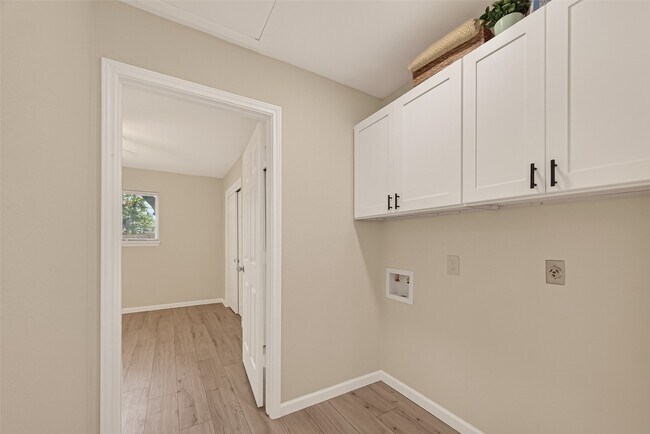 Building Photo - 13843 Northlake Dr