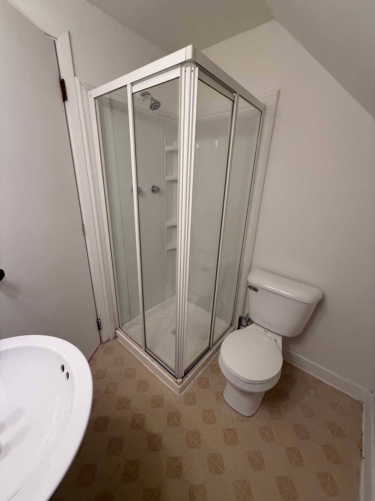 UPSTAIRS FULL BATHROOM - 581 Bessinger Dr