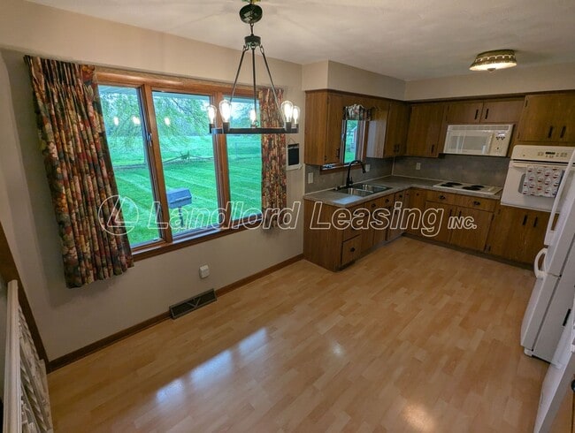Building Photo - Charming 3-Bedroom Ranch with Spacious Lay...