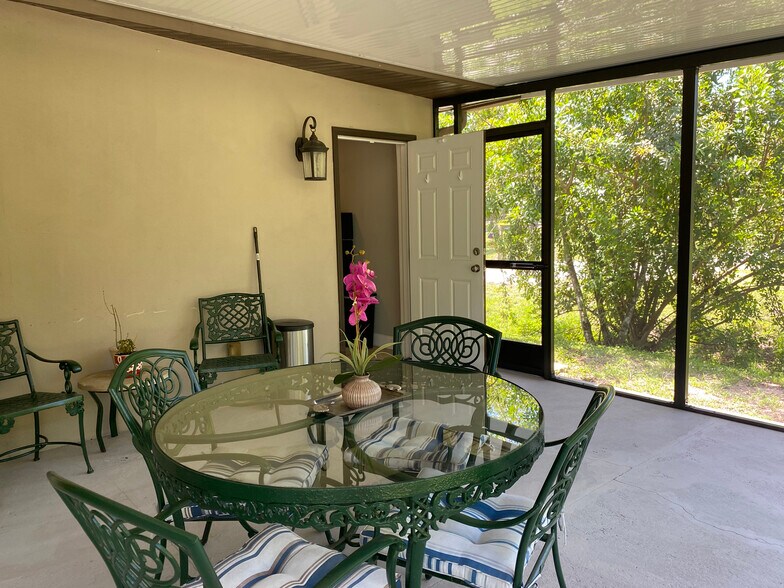 Building Photo - 493 Castle Dr