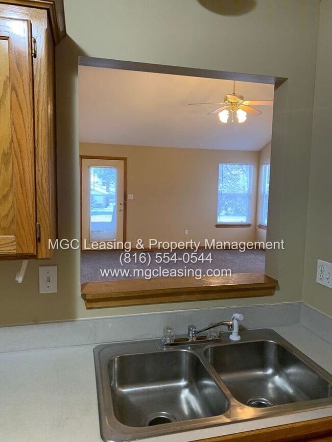 Building Photo - A Bright, Comfortable Split-Level Home in a Convenient Raymore Location