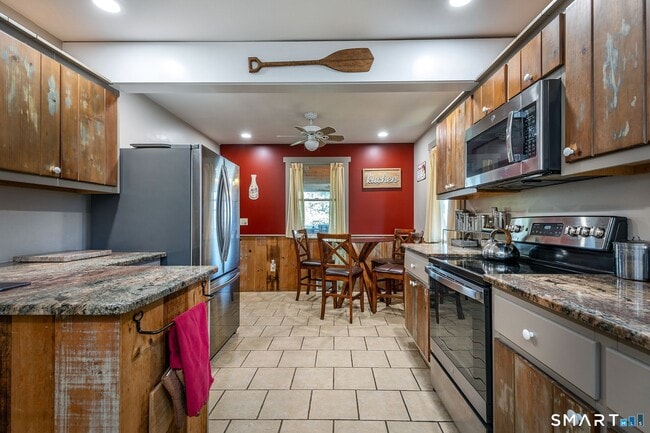 Building Photo - 28 Fox Run