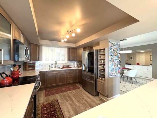 Building Photo - Stunning Penthouse with Amazing Views!