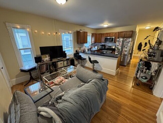 Building Photo - No Brokers Fee, No Last Month Rent, In Unit Washer and Dryer, Recently Renovated Unit.