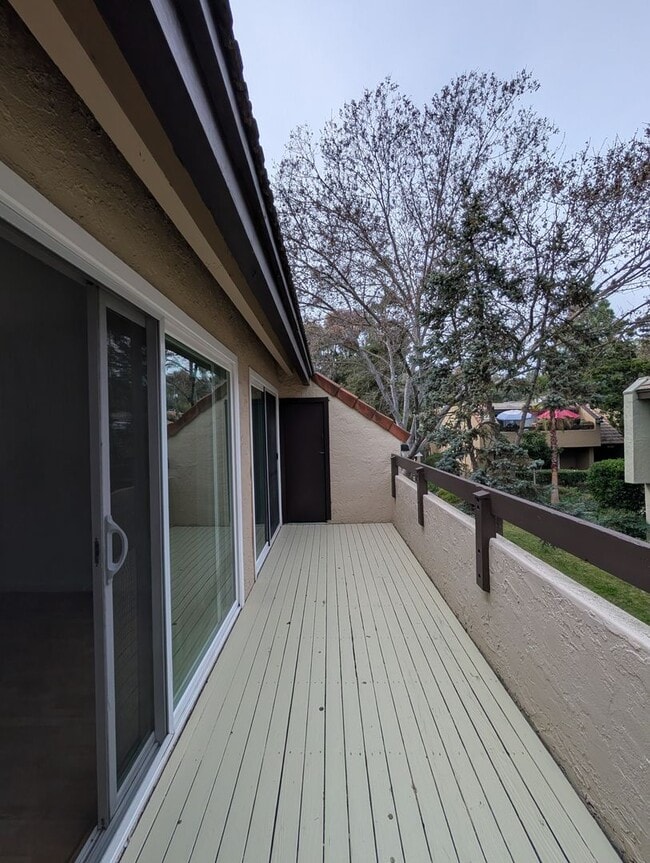 Building Photo - 3 bed / 2 bah Condo. Hardwood floor, forced heat, lots of HOA amenities