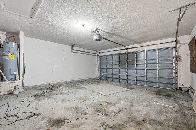 Building Photo - 2030 Hawthorne Dr