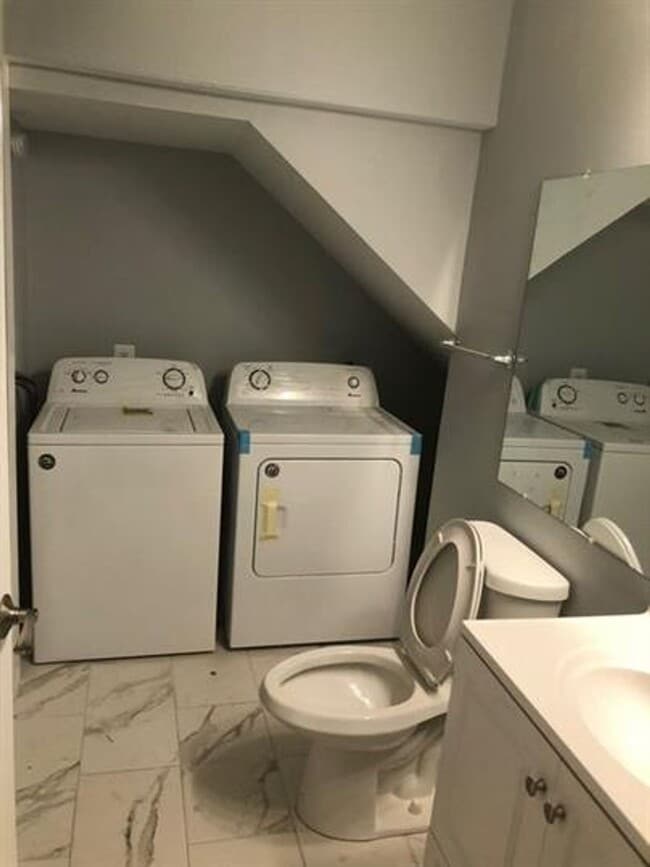 Building Photo - 452 Main St