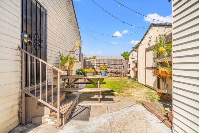 Building Photo - Charming Oakland Oasis with Detached Works...