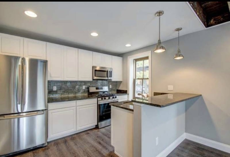 Primary Photo - 400 W 6th St