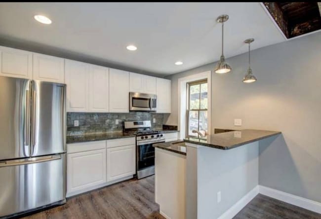 Building Photo - 400 W 6th St