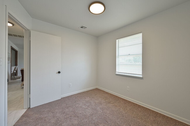 Building Photo - 505 N Norman Ave