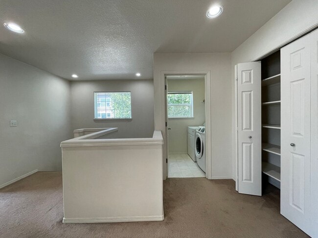 Building Photo - Hillsboro 3Bedroom 2.5 Bath + Den ~ Includes Washer & Dryer and Garage ~ Orenco Gardens Neighborh...