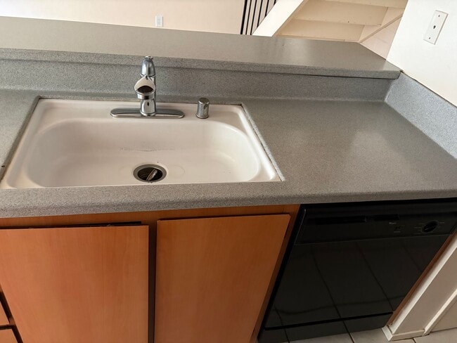 Building Photo - Beautifully maintained 2 bedroom condo
