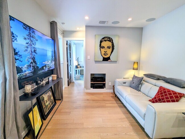 Building Photo - Remodeled Home Next To Zilker Park - 3 BR / 2 BA