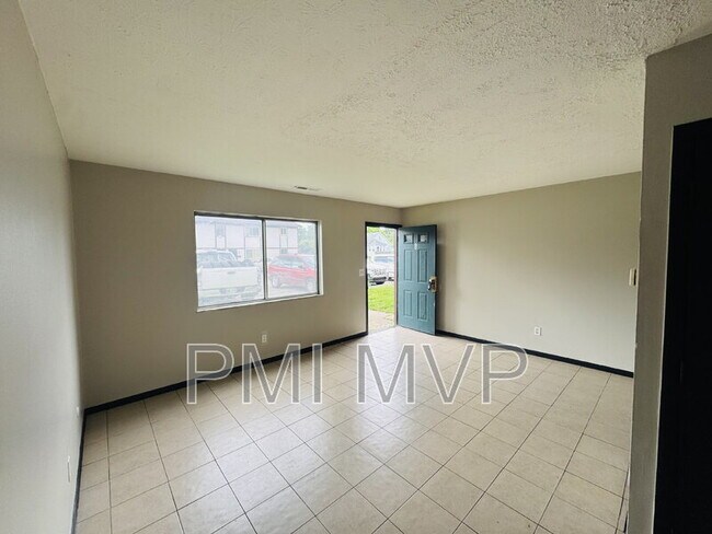 Building Photo - 828 Whitethorne Ave