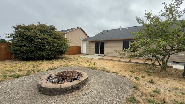 Building Photo - 355 SW Kalmia Ave