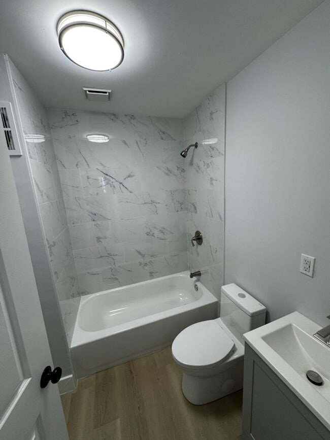 Building Photo - Remodeled 4bd/2 bath Home with Rear yard!!...