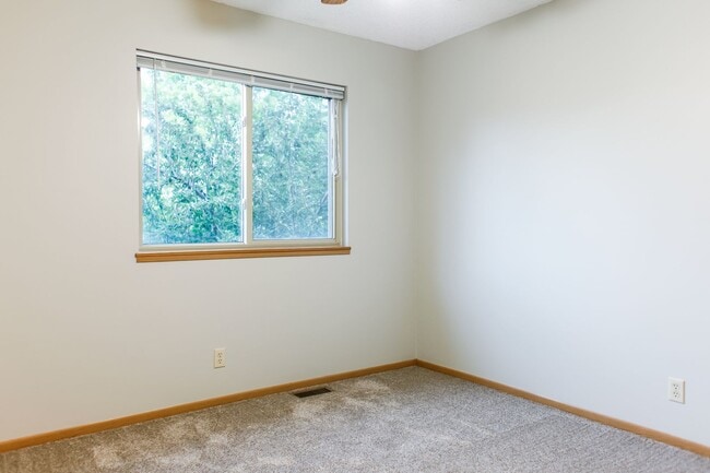 Building Photo - 3 bedroom, 2.5 bath townhouse in NW Lincoln