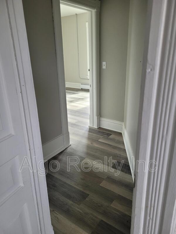 Building Photo - 133 Winifred St W