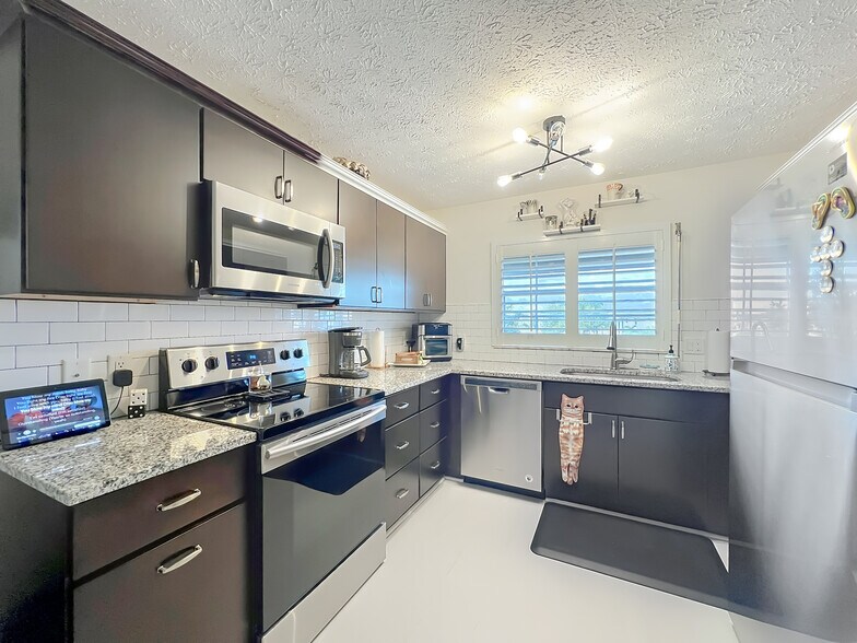 Building Photo - 760 Lake Orchid Cir