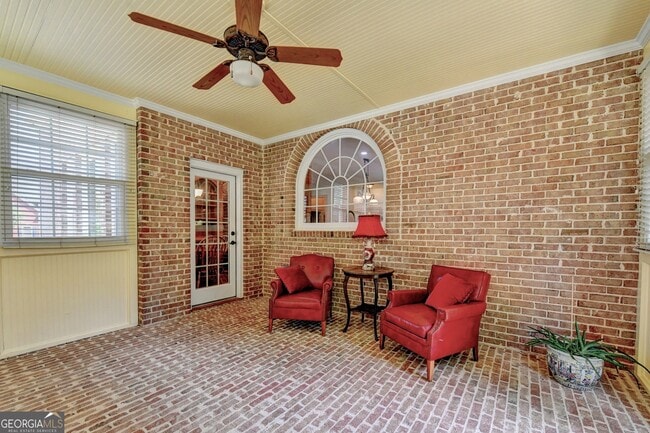 Building Photo - 8910 Pinehurst Cove