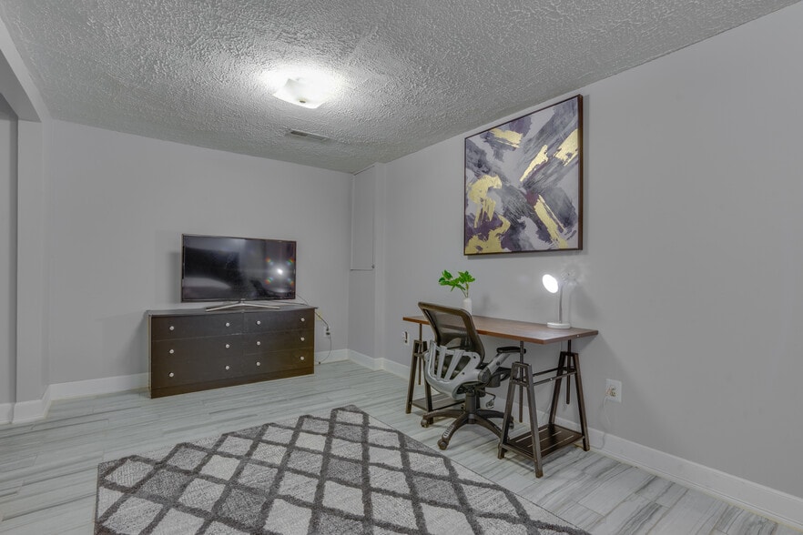 Building Photo - 3030 Ellenwood Dr