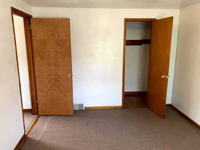 Building Photo - Nice sized Two Bedroom House!