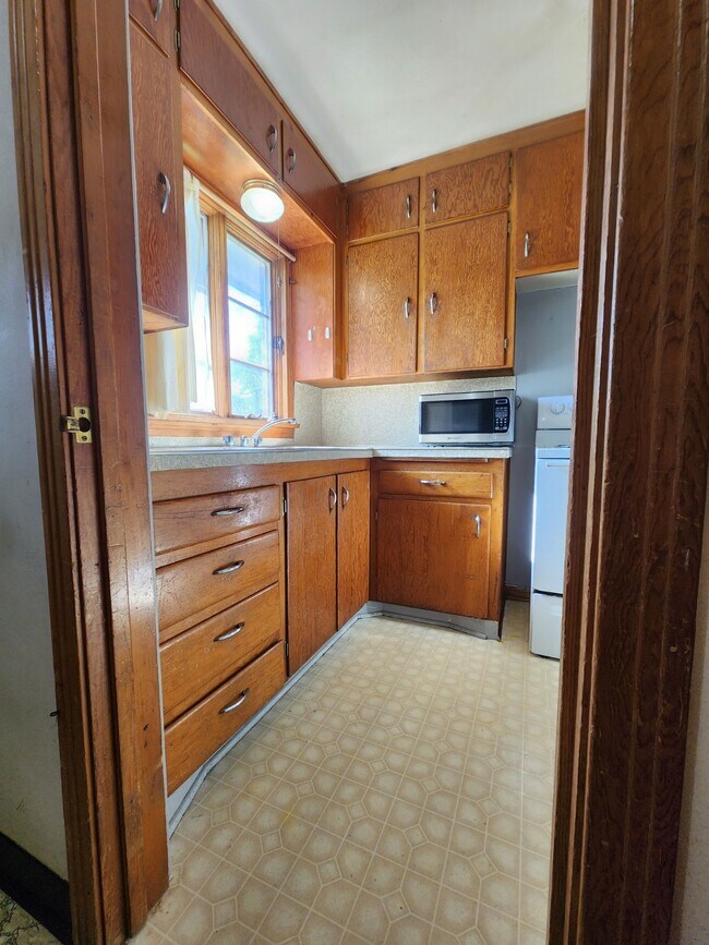 Kitchen - 813 East Ave S