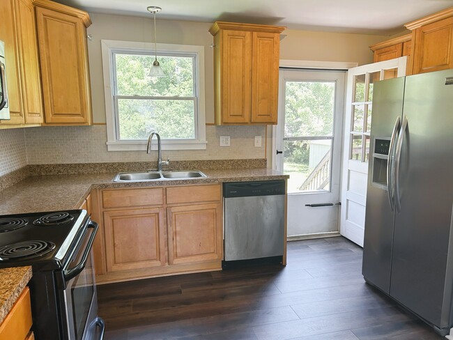Building Photo - 133 Green Meadow Dr