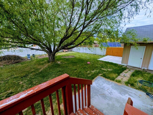 Building Photo - 749 Country Club Dr