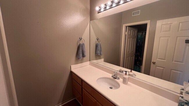 Building Photo - Beautiful home in gated community! Spaciou...
