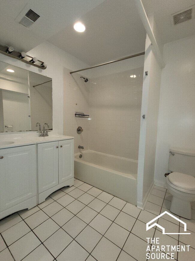 Building Photo - 7509 N Greenview Ave