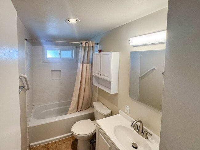 Building Photo - Spacious 3 Bedroom, 2 Bath Home with Large...