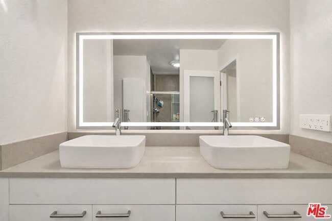 Building Photo - 927 Kings Rd